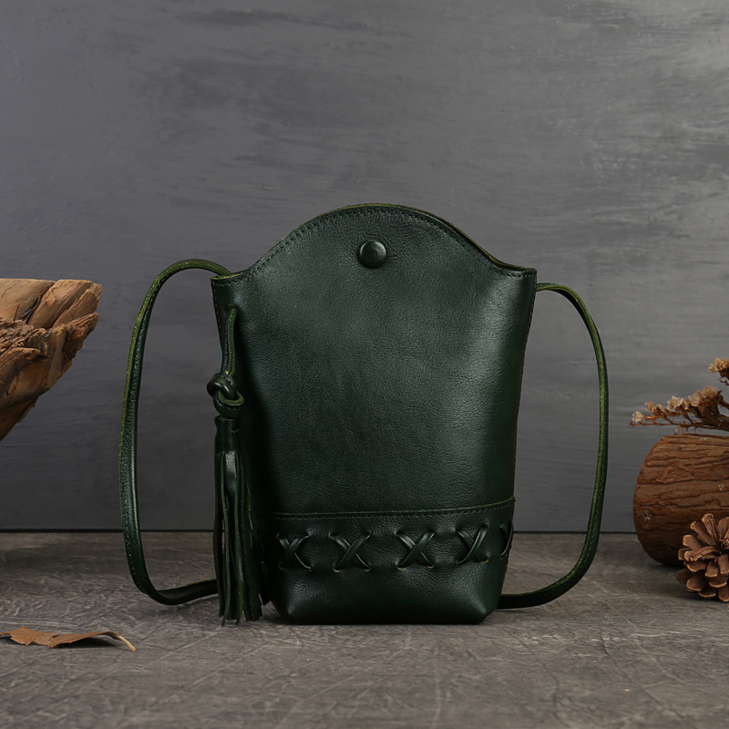 Ženska torbica od prave kože – mobilna torbica za telefon s tkanom uzorkom, mini crossbody s resicama, bucket stil, magnetsko zatvaranje, podstava od poliestera