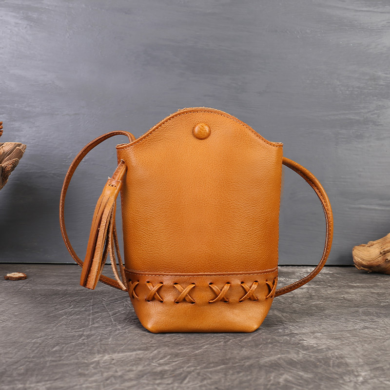 Ženska torbica od prave kože – mobilna torbica za telefon s tkanom uzorkom, mini crossbody s resicama, bucket stil, magnetsko zatvaranje, podstava od poliestera