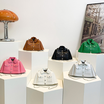 Ženska mini crossbody torbica - gradski stil, vodoravni kvadratni oblik, podstava od sintetičke kože, zatvaranje poklopca, džep za mobitel
