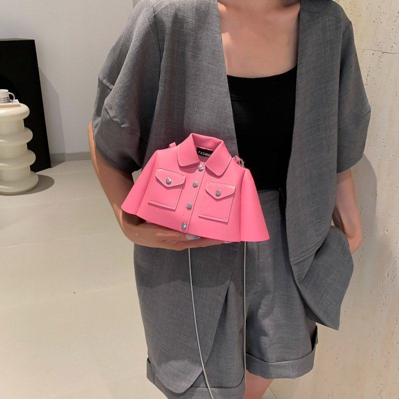 Ženska mini crossbody torbica - gradski stil, vodoravni kvadratni oblik, podstava od sintetičke kože, zatvaranje poklopca, džep za mobitel