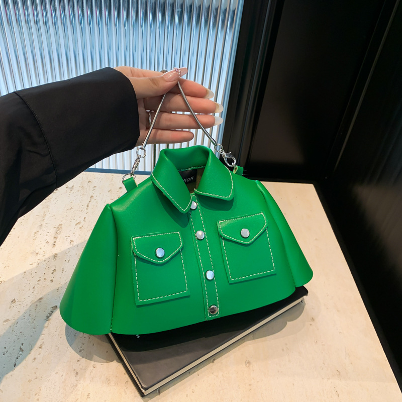 Ženska mini crossbody torbica - gradski stil, vodoravni kvadratni oblik, podstava od sintetičke kože, zatvaranje poklopca, džep za mobitel