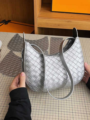 PU torba, oblik dumpling, podstava od sintetičke kože, zatvarač, jedna naramenica