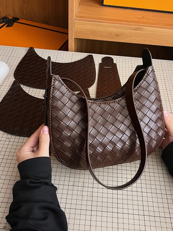 PU torba, oblik dumpling, podstava od sintetičke kože, zatvarač, jedna naramenica