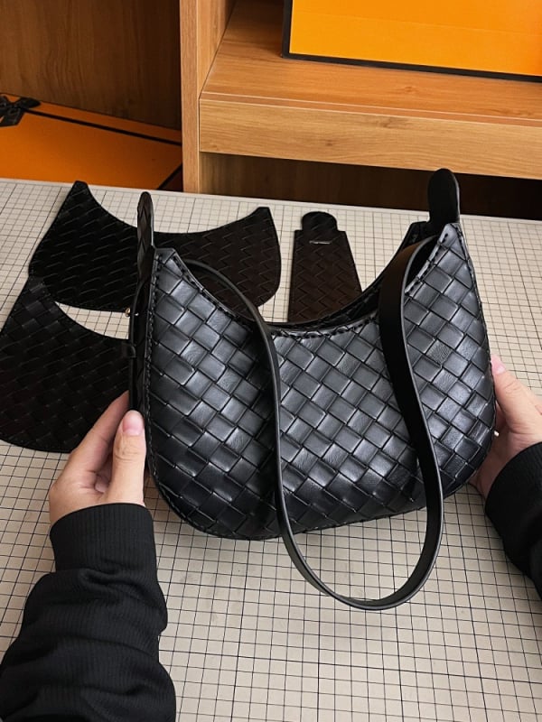 PU torba, oblik dumpling, podstava od sintetičke kože, zatvarač, jedna naramenica