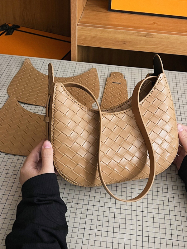 PU torba, oblik dumpling, podstava od sintetičke kože, zatvarač, jedna naramenica