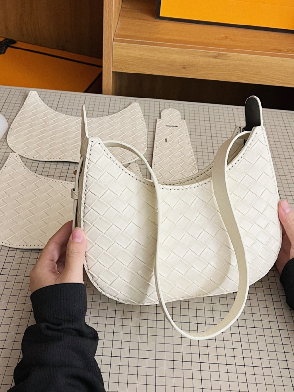 PU torba, oblik dumpling, podstava od sintetičke kože, zatvarač, jedna naramenica