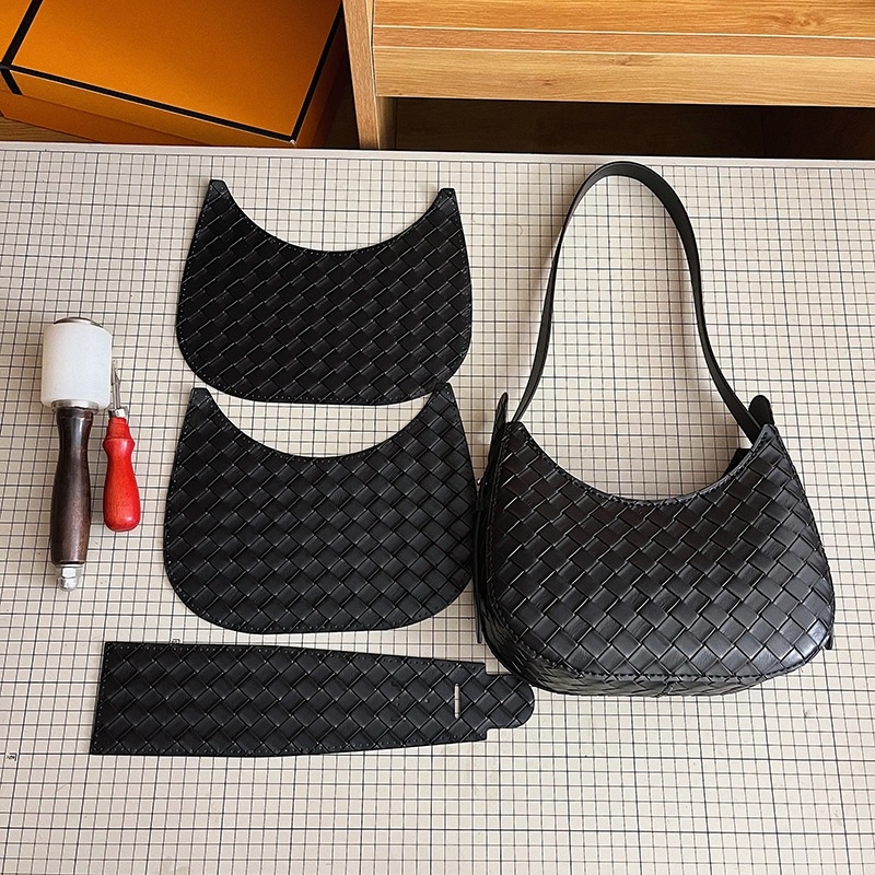 PU torba, oblik dumpling, podstava od sintetičke kože, zatvarač, jedna naramenica