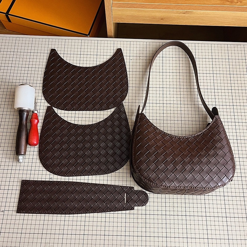 PU torba, oblik dumpling, podstava od sintetičke kože, zatvarač, jedna naramenica