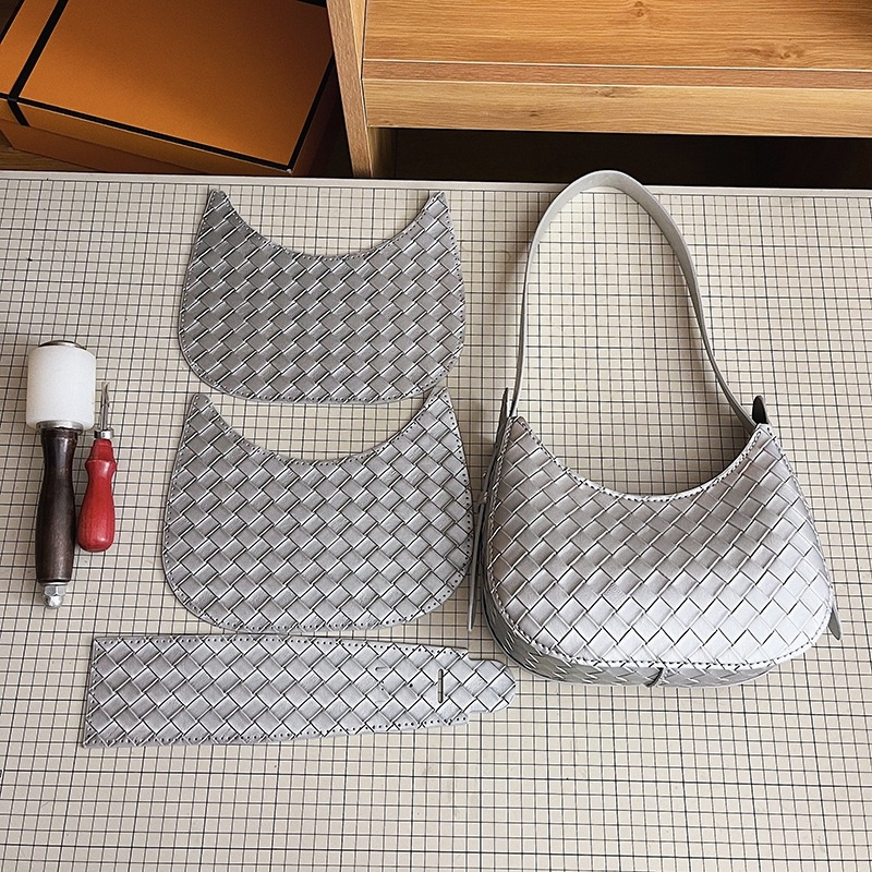 PU torba, oblik dumpling, podstava od sintetičke kože, zatvarač, jedna naramenica