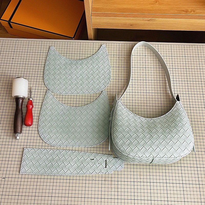 PU torba, oblik dumpling, podstava od sintetičke kože, zatvarač, jedna naramenica