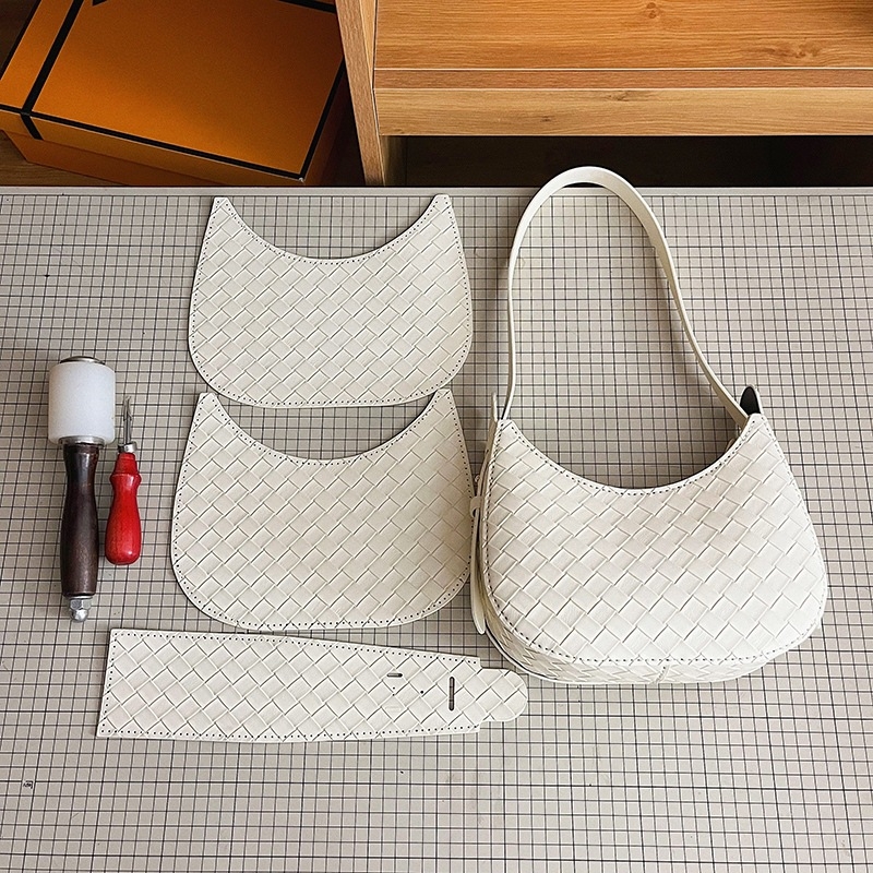 PU torba, oblik dumpling, podstava od sintetičke kože, zatvarač, jedna naramenica