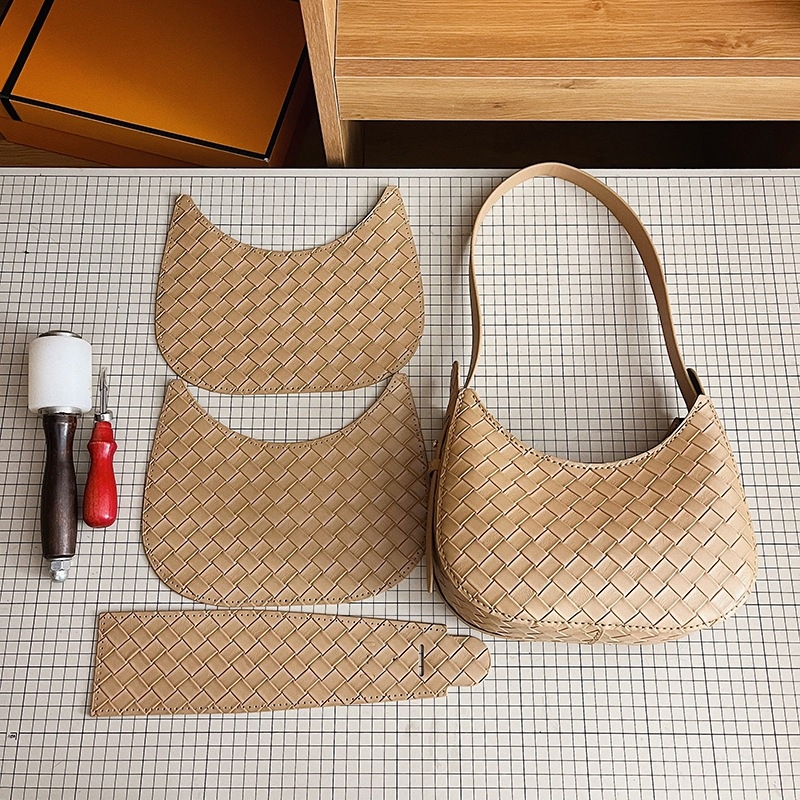 PU torba, oblik dumpling, podstava od sintetičke kože, zatvarač, jedna naramenica