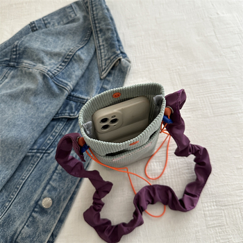 Notelli corduroy street-trend crossbody torba — vertikalno kvadratni oblik, magnetsko zatvaranje, unutarnja džep za telefon