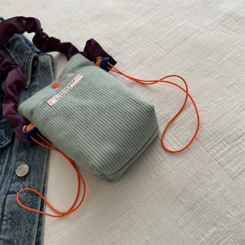 Notelli corduroy street-trend crossbody torba — vertikalno kvadratni oblik, magnetsko zatvaranje, unutarnja džep za telefon