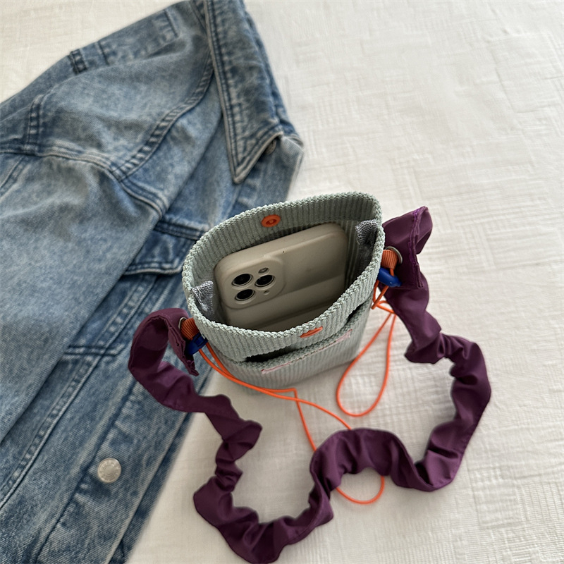 Notelli corduroy street-trend crossbody torba — vertikalno kvadratni oblik, magnetsko zatvaranje, unutarnja džep za telefon