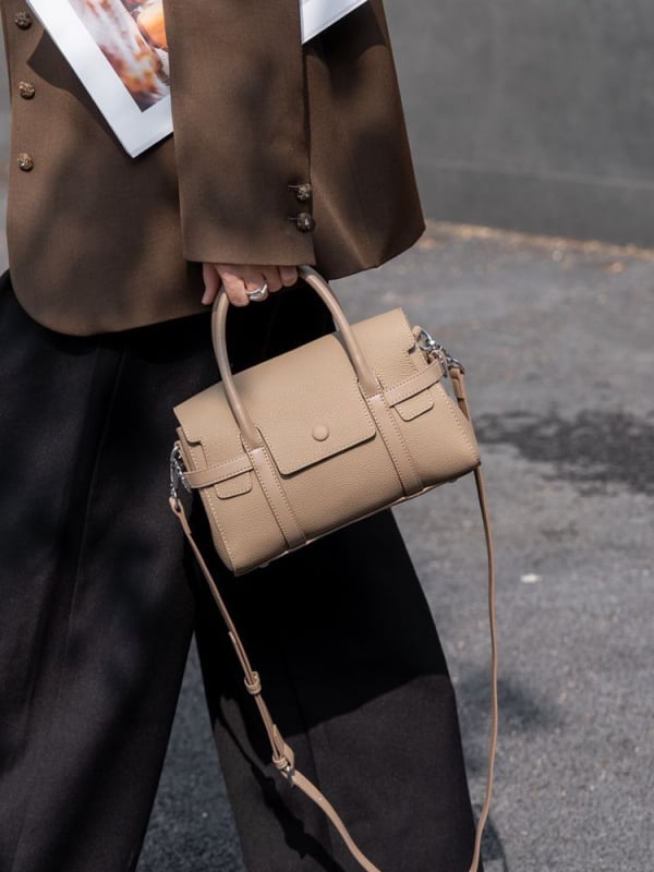 Ženska crossbody torbica od prave kože, gornji sloj govedje kože, horizontalan kvadratni oblik, preklopno zatvaranje, džep za telefon, poliester podstava