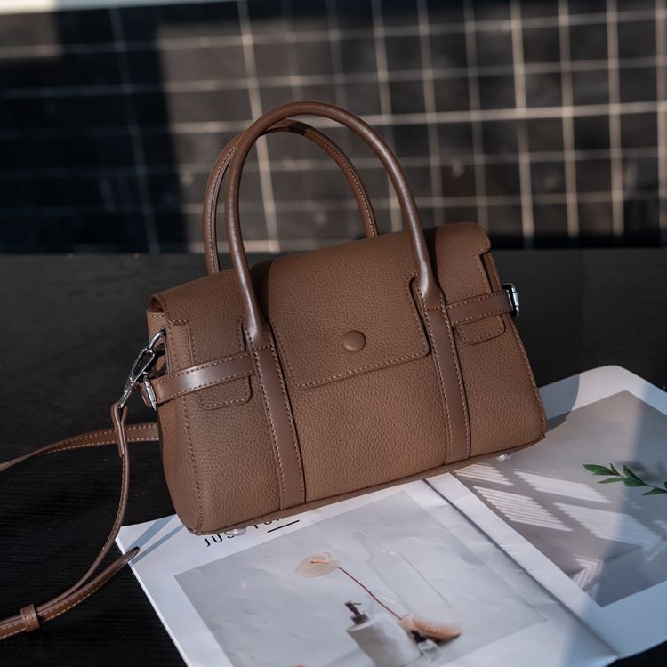 Ženska crossbody torbica od prave kože, gornji sloj govedje kože, horizontalan kvadratni oblik, preklopno zatvaranje, džep za telefon, poliester podstava