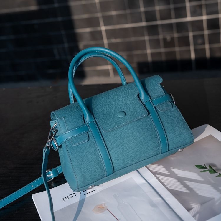 Ženska crossbody torbica od prave kože, gornji sloj govedje kože, horizontalan kvadratni oblik, preklopno zatvaranje, džep za telefon, poliester podstava