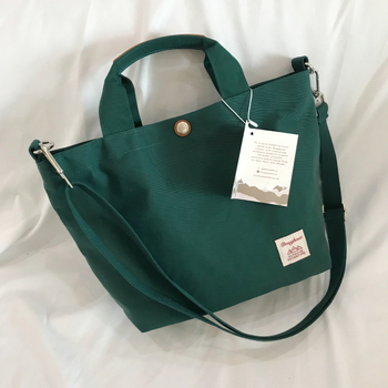 Najlonska crossbody torba u dumpling stilu sa zatvaračem, unutarnja zip pretinica i džep za telefon