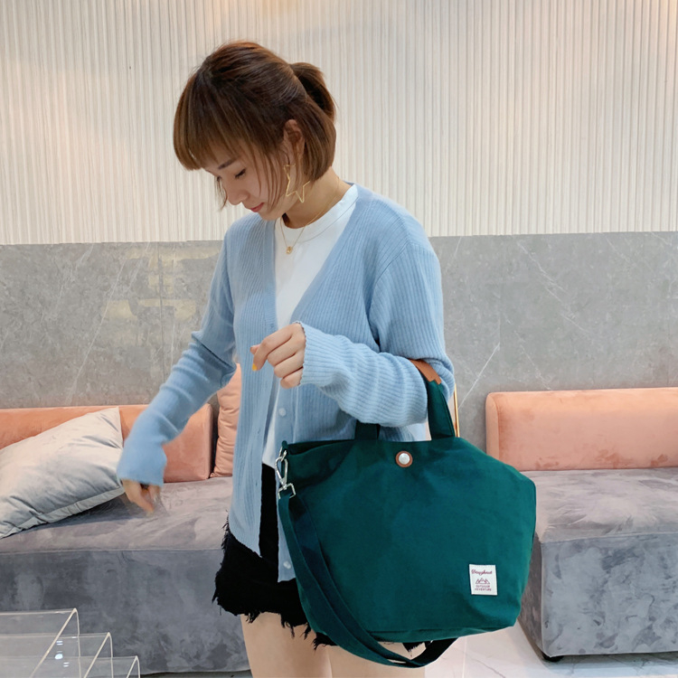 Najlonska crossbody torba u dumpling stilu sa zatvaračem, unutarnja zip pretinica i džep za telefon