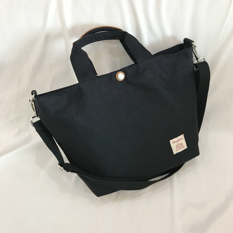 Najlonska crossbody torba u dumpling stilu sa zatvaračem, unutarnja zip pretinica i džep za telefon