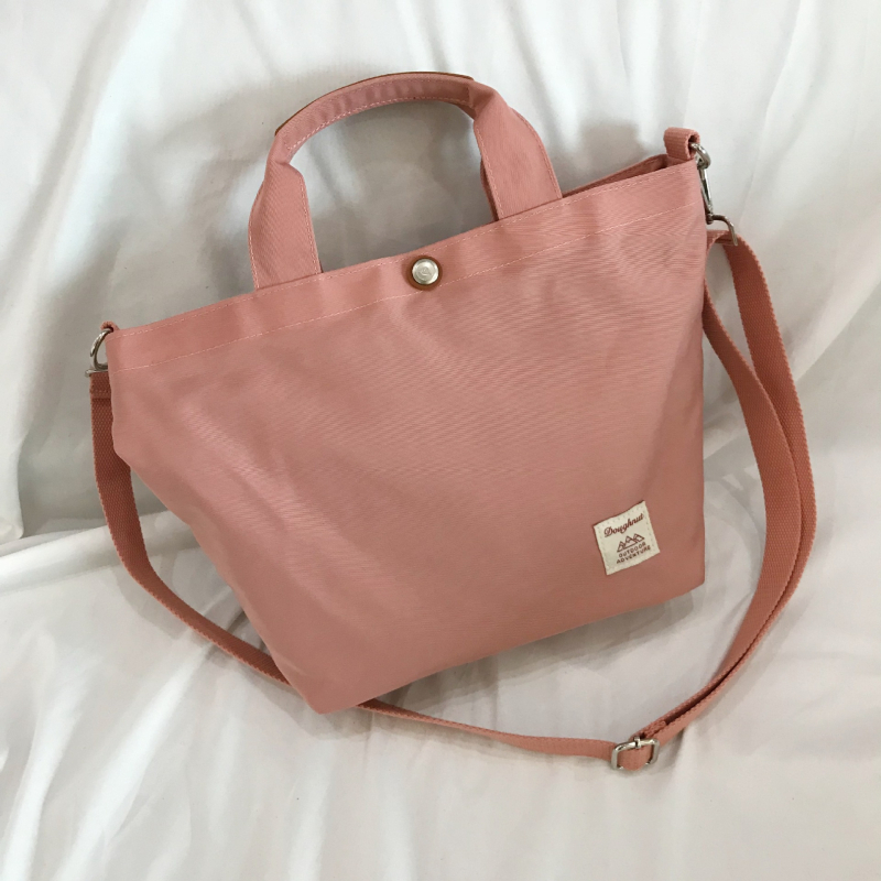 Najlonska crossbody torba u dumpling stilu sa zatvaračem, unutarnja zip pretinica i džep za telefon