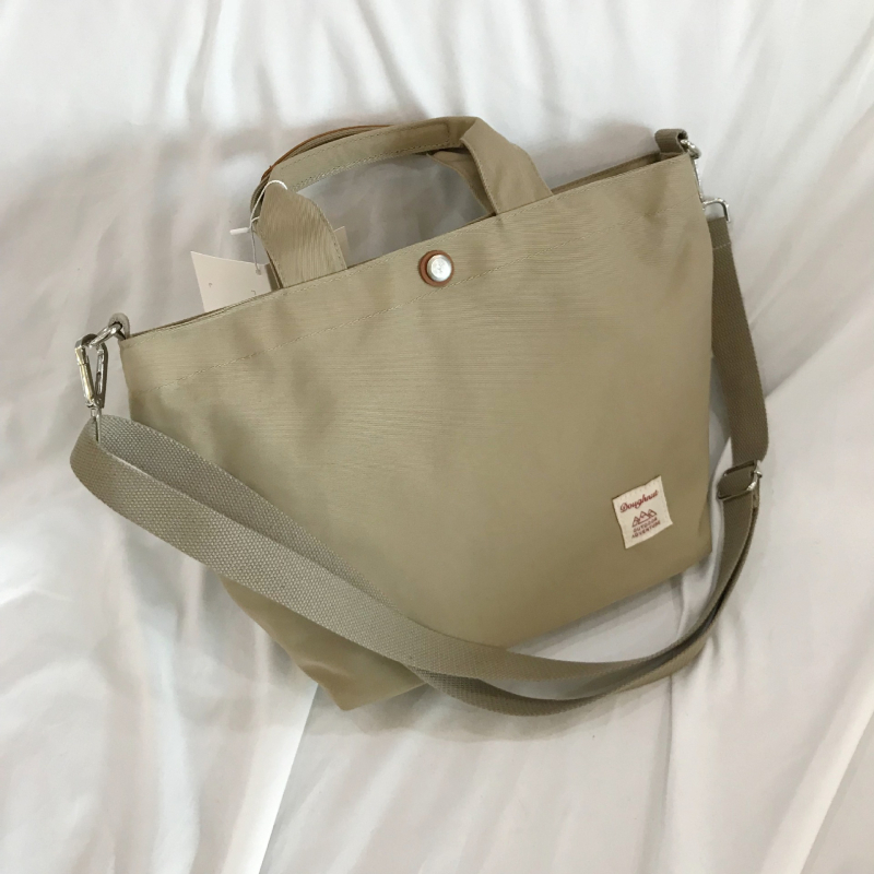 Najlonska crossbody torba u dumpling stilu sa zatvaračem, unutarnja zip pretinica i džep za telefon