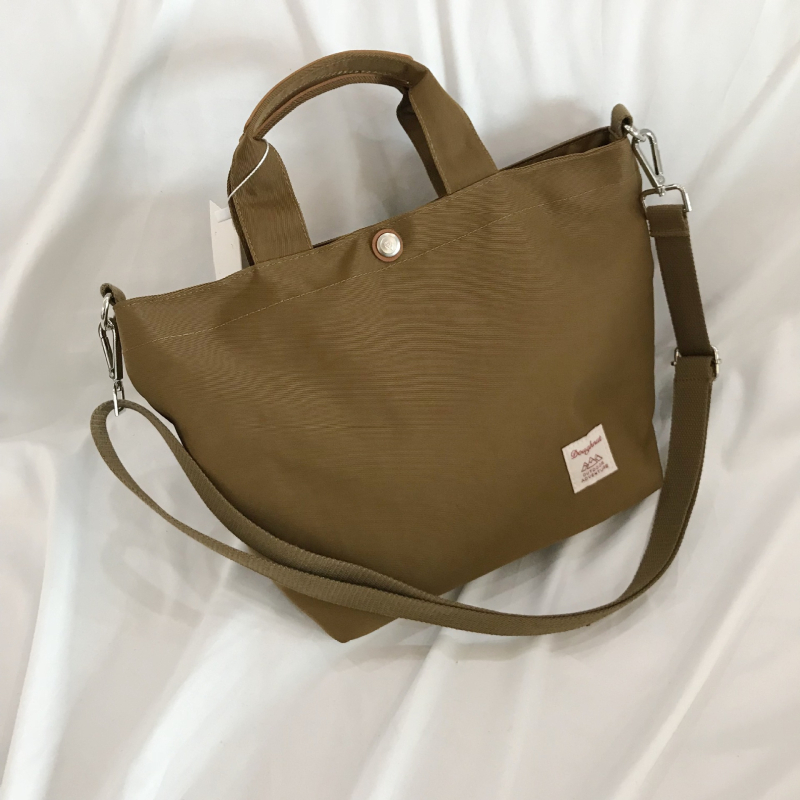 Najlonska crossbody torba u dumpling stilu sa zatvaračem, unutarnja zip pretinica i džep za telefon