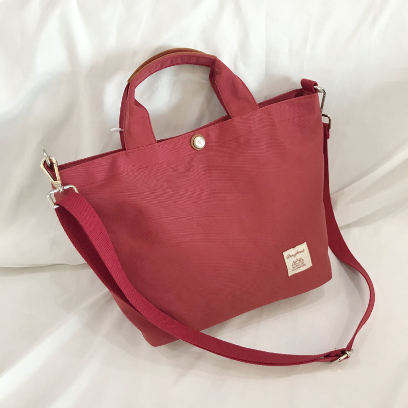 Najlonska crossbody torba u dumpling stilu sa zatvaračem, unutarnja zip pretinica i džep za telefon