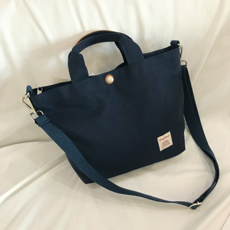 Najlonska crossbody torba u dumpling stilu sa zatvaračem, unutarnja zip pretinica i džep za telefon