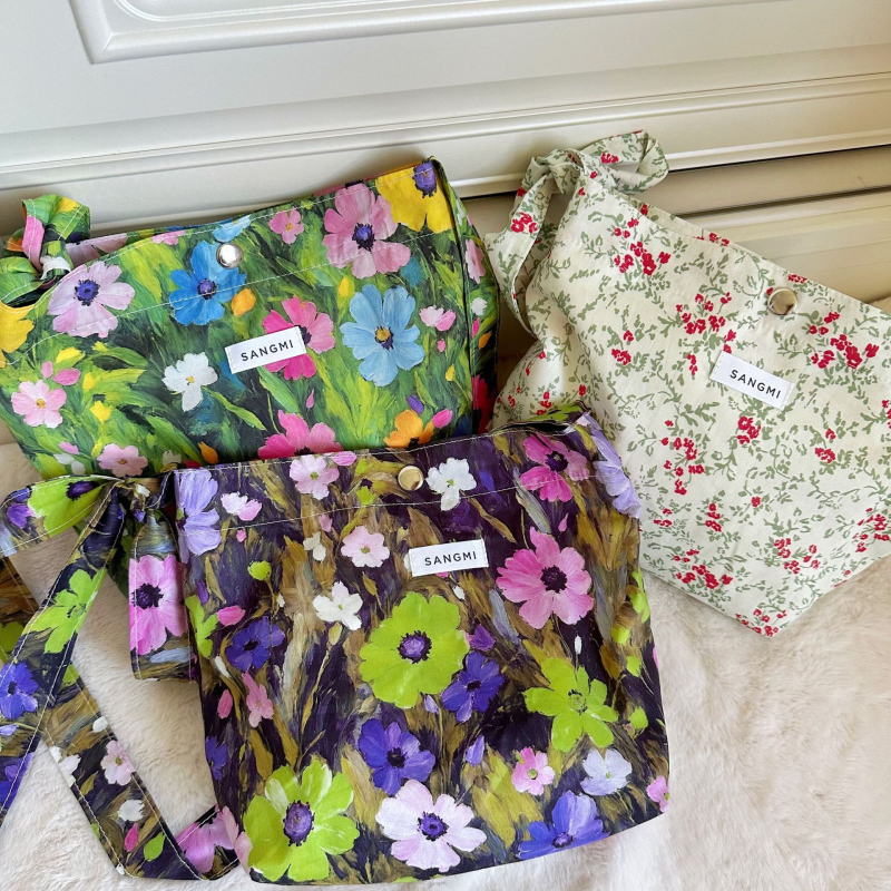 Crossbody bucket torba s cvjetnim uzorkom, romantični japanski stil, pamuk materijal, zatvaranje na kopču, džep za telefon