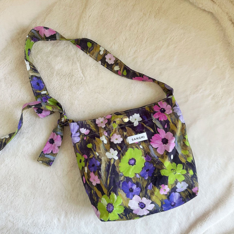 Crossbody bucket torba s cvjetnim uzorkom, romantični japanski stil, pamuk materijal, zatvaranje na kopču, džep za telefon