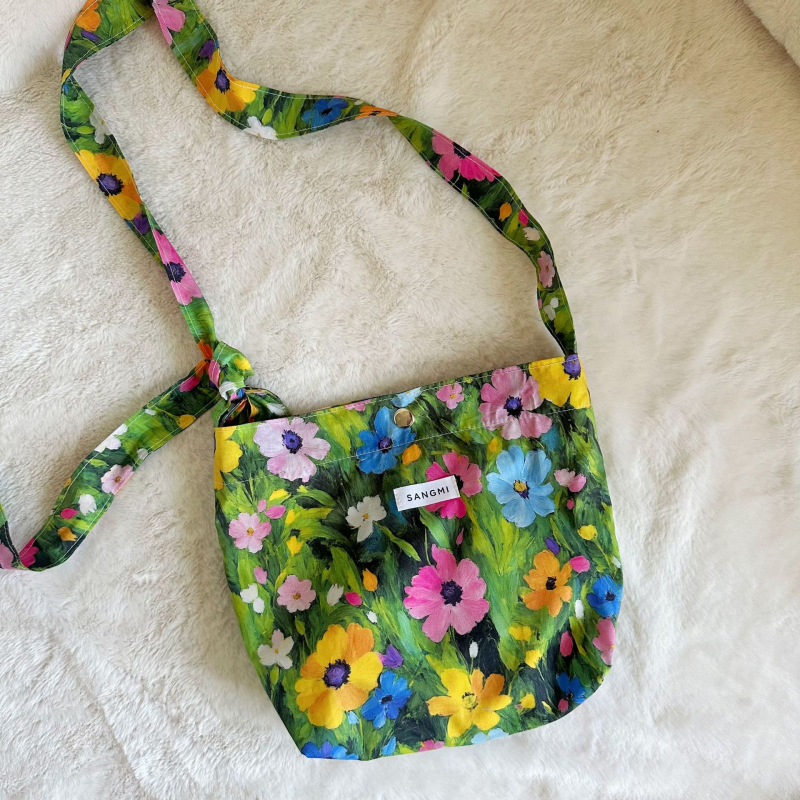 Crossbody bucket torba s cvjetnim uzorkom, romantični japanski stil, pamuk materijal, zatvaranje na kopču, džep za telefon