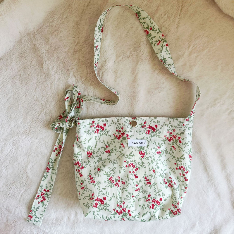 Crossbody bucket torba s cvjetnim uzorkom, romantični japanski stil, pamuk materijal, zatvaranje na kopču, džep za telefon