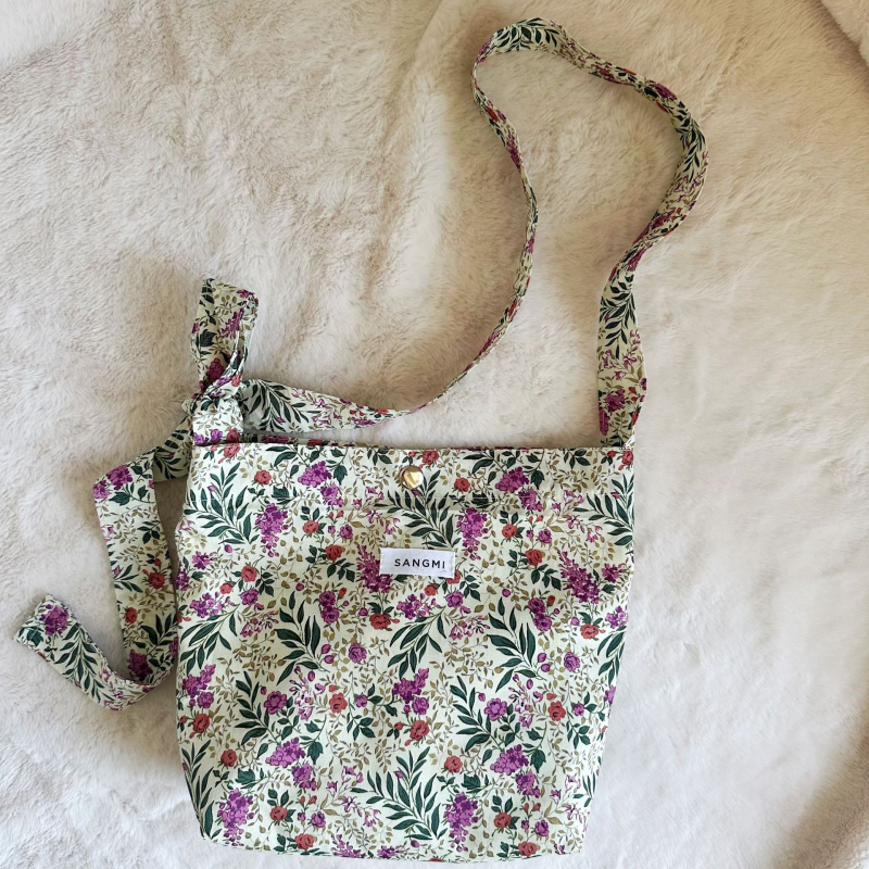 Crossbody bucket torba s cvjetnim uzorkom, romantični japanski stil, pamuk materijal, zatvaranje na kopču, džep za telefon