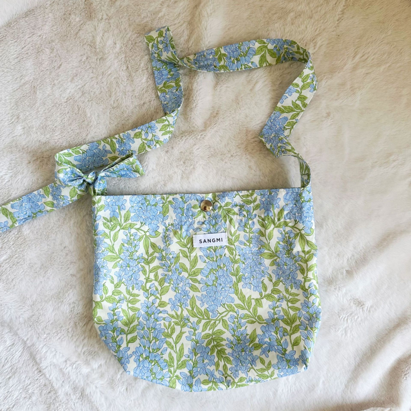 Crossbody bucket torba s cvjetnim uzorkom, romantični japanski stil, pamuk materijal, zatvaranje na kopču, džep za telefon