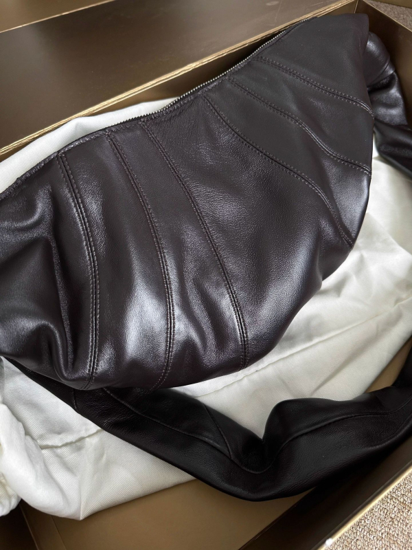 Tu Bags torba preko ramena od prave kože, dumpling oblik, zatvaranje zipom, unutarnji džepovi za telefon i osobnu iskaznicu