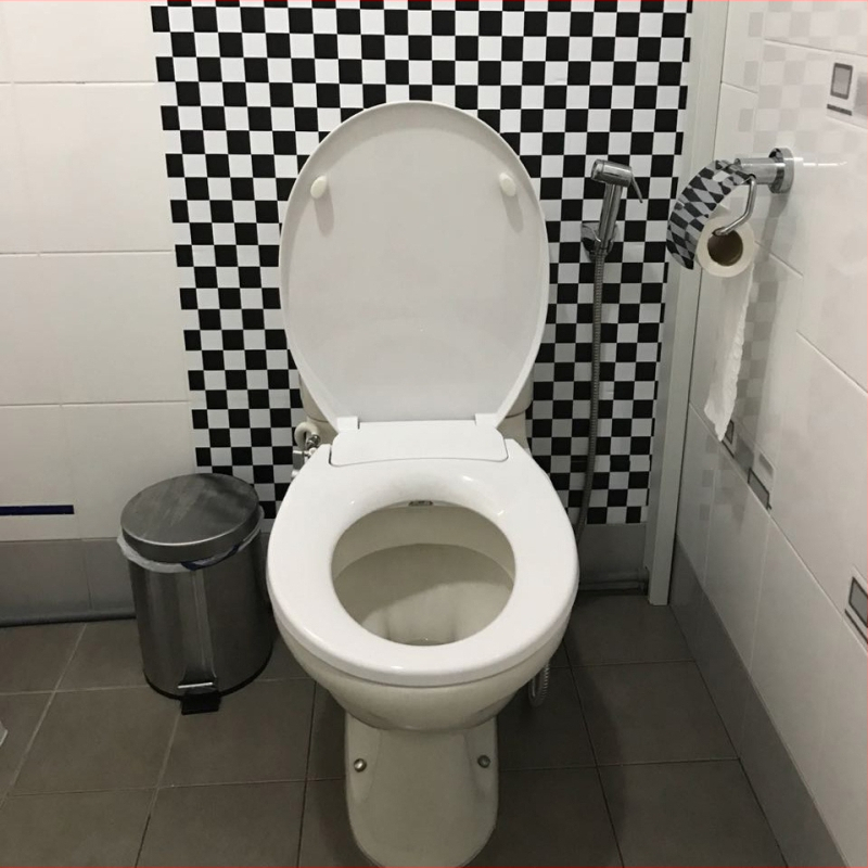 AMG05 Sedadlo bidetu na toaletu — PP doska, regulácia tlaku vody, nastaviteľný rozstup otvorov 136–174 mm, bez diaľkového ovládača