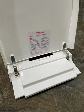 Intelligens WC-fedél csuklós spriccfújással és elektromos lengéscsillapítóval, 304 rozsdamentes acél, Financial márka, modern egyszerű stílus, egyéb funkciók, furatok közötti távolság nem állítható