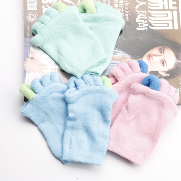 Čarape s pet prstiju od 80% pamuka; prozračne, upijaju znoj, deodoriraju, oblikuju; stil japanskog sustava; unisex; za jesen i zimu