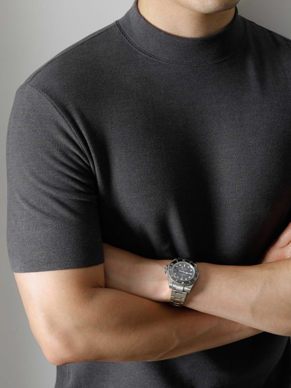 Férfi üzleti stílusú póló félmagas gallérral, vast gyapjúkeverék anyagból, rövid ujjú, karcsú szabásban, ősz-télre.