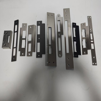 Ajtózárlemez GF-54, rozsdamentes acél, Solid Defense márka, ajtókhoz, modern minimalista stílus.