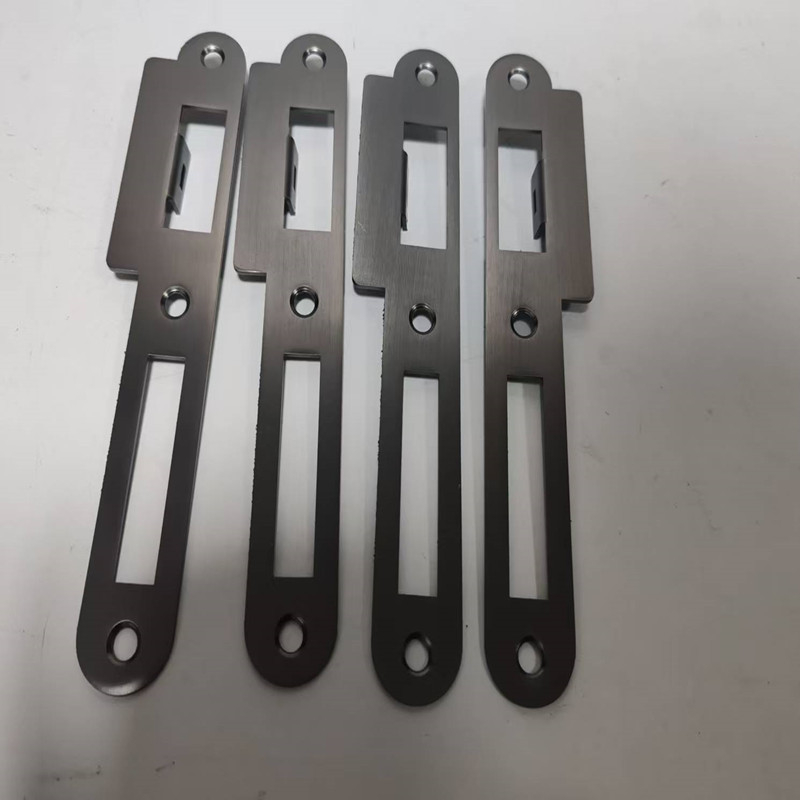 Ajtózárlemez GF-54, rozsdamentes acél, Solid Defense márka, ajtókhoz, modern minimalista stílus.