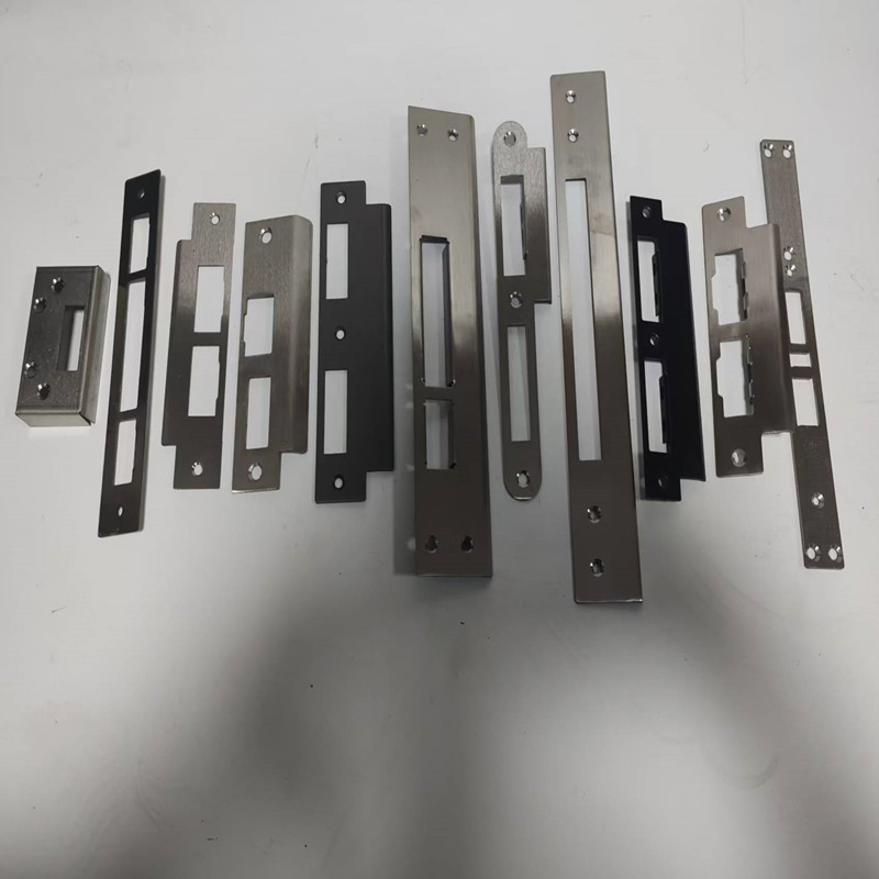 Ajtózárlemez GF-54, rozsdamentes acél, Solid Defense márka, ajtókhoz, modern minimalista stílus.