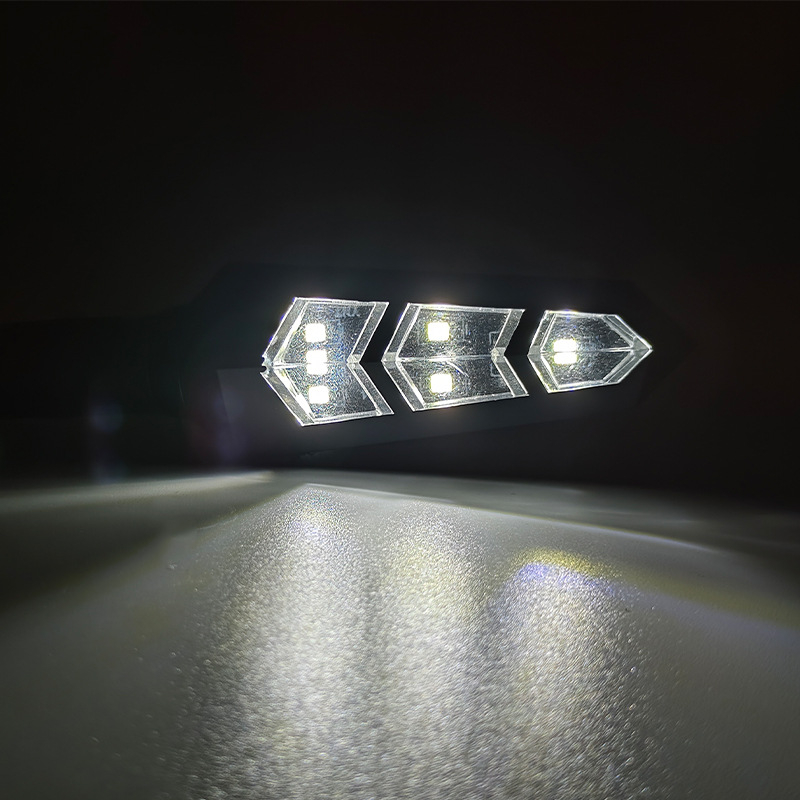 LED tekući pokazivač smjera za motocikl – 12V, ABS plast, model DYQ-003 stalno uključeno, 3000K