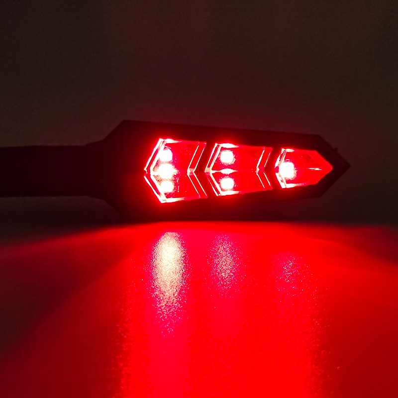 LED tekući pokazivač smjera za motocikl – 12V, ABS plast, model DYQ-003 stalno uključeno, 3000K