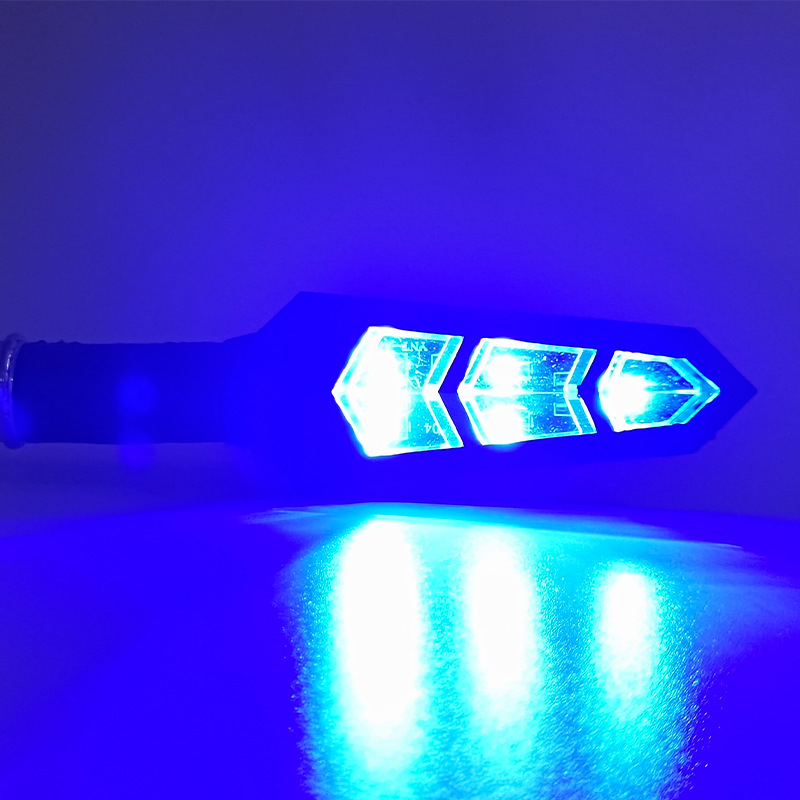 LED tekući pokazivač smjera za motocikl – 12V, ABS plast, model DYQ-003 stalno uključeno, 3000K