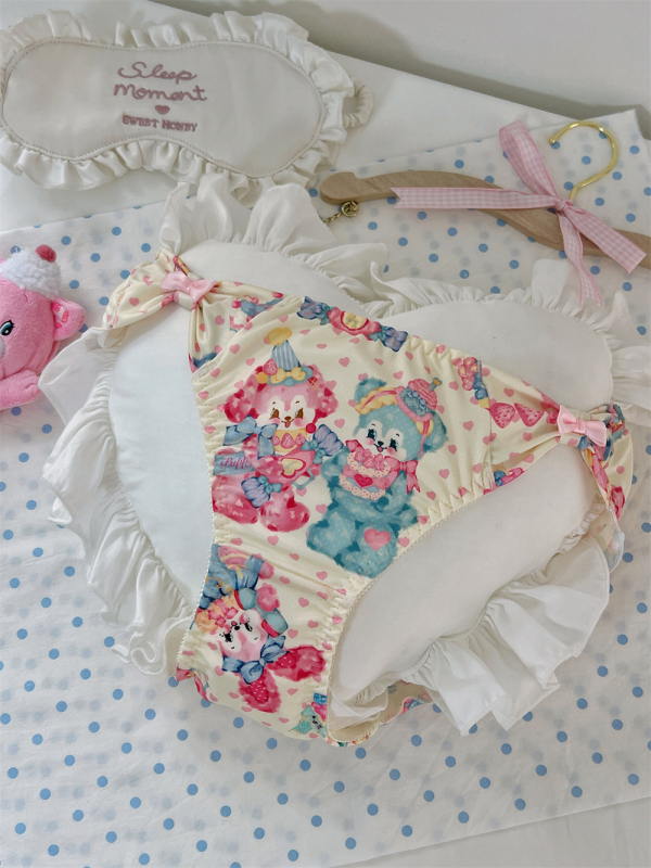 Ženske gaćice s printsom zeca i mašnicom; milk silk tkanina; poliester 80–90%; podstava od pamuka u području prepona; srednji pojas