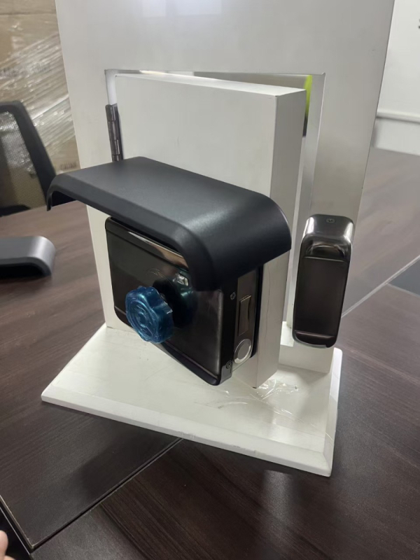 Okos kültéri ajtózár arcfelismeréssel, ujjlenyomat-azonosítással és jelszóval – időjárásálló és fagyálló vasajtókhoz