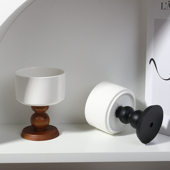 Farfurie ceramică pentru desert, așezată pe suport din lemn, cu suport pentru lumânare, stil vintage francez, potrivită pentru fotografierea produselor și decor aromaterapie